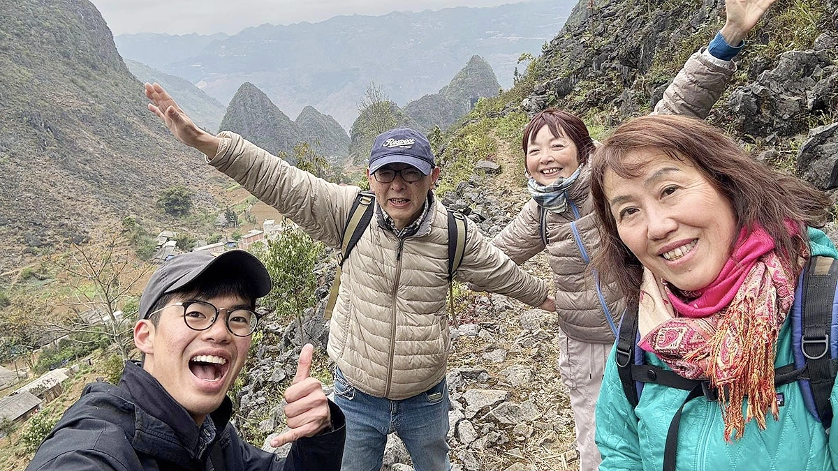 Ông Yasushi Ogura (giữa), một người Nhật có nhiều năm gắn bó với vùng cao Hà Giang cùng một nhóm du khách Nhật trekking, khám phá Cao nguyên đá Đồng Văn. Ảnh: NVCC.