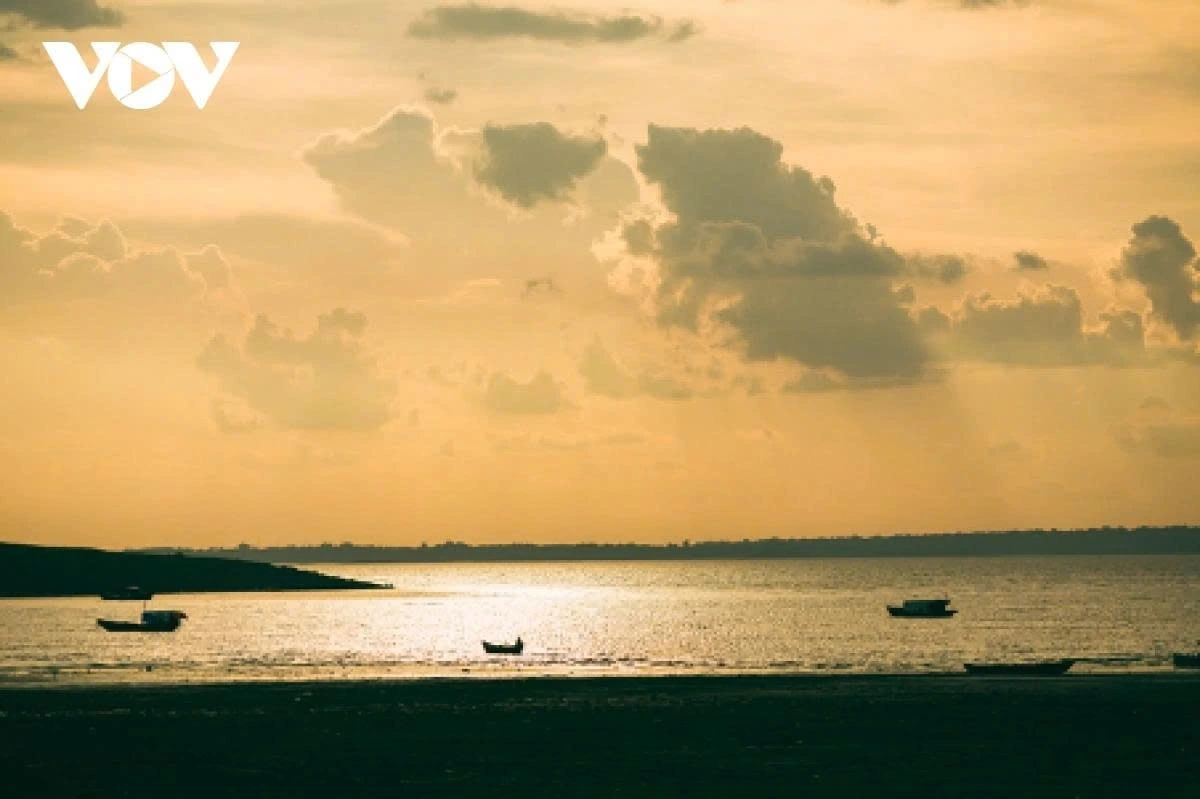 As evening falls and the sunset gently spreads across the lake, the sky turns a brilliant shade of orange-red, leaving visitors captivated by the majestic yet deeply romantic beauty of this place.