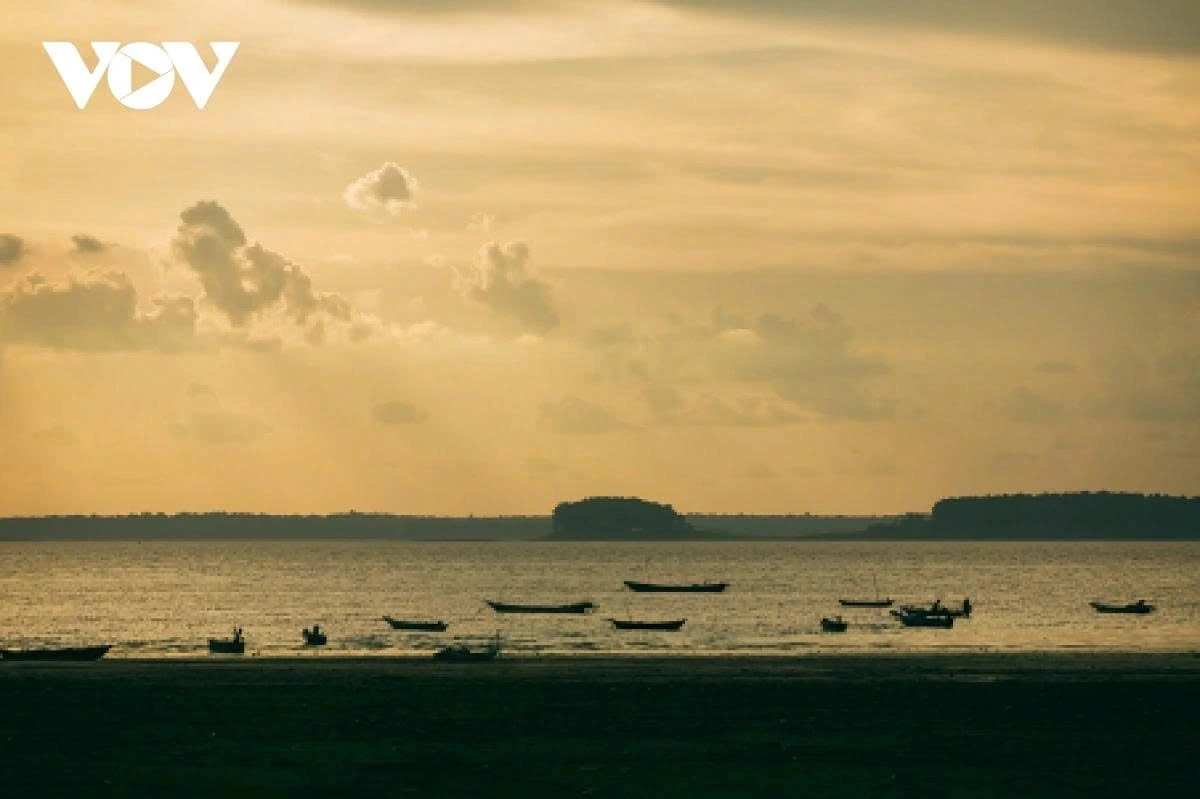 From Ho Chi Minh City, it takes just about two hours by motorbike or car to reach the lake. The route is fairly straightforward, with numerous scenic spots along the way that are perfect for sightseeing and photography.
