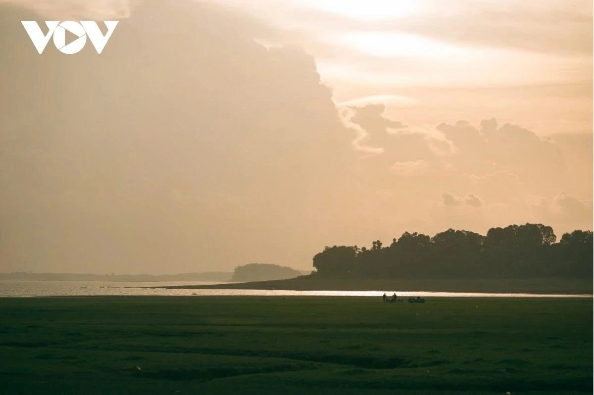 The lake is not only a place of natural beauty but also a vital source of livelihood for many local families. Thanks to its rich and diverse ecosystem, the lake has supported generations of households who have relied on fishing as their primary occupation for decades.
