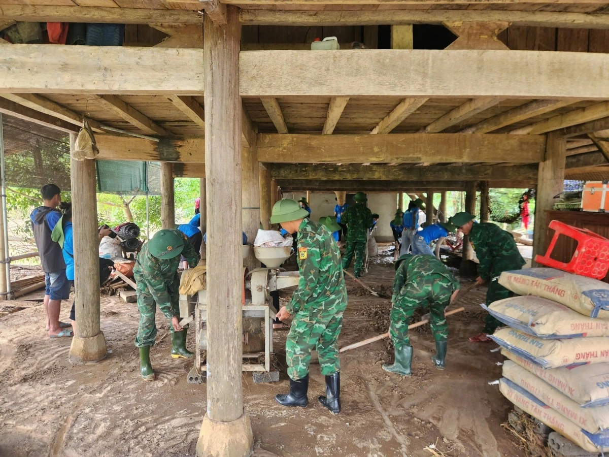 Đồn Biên phòng Tri Lễ tiếp tục phối hợp với các lực lượng và địa phương giúp Nhân dân khắc phục hậu quả lũ lụt sau cơn bão số 3 trên địa bàn xã Tri Lễ. Ảnh: Hải Thượng.