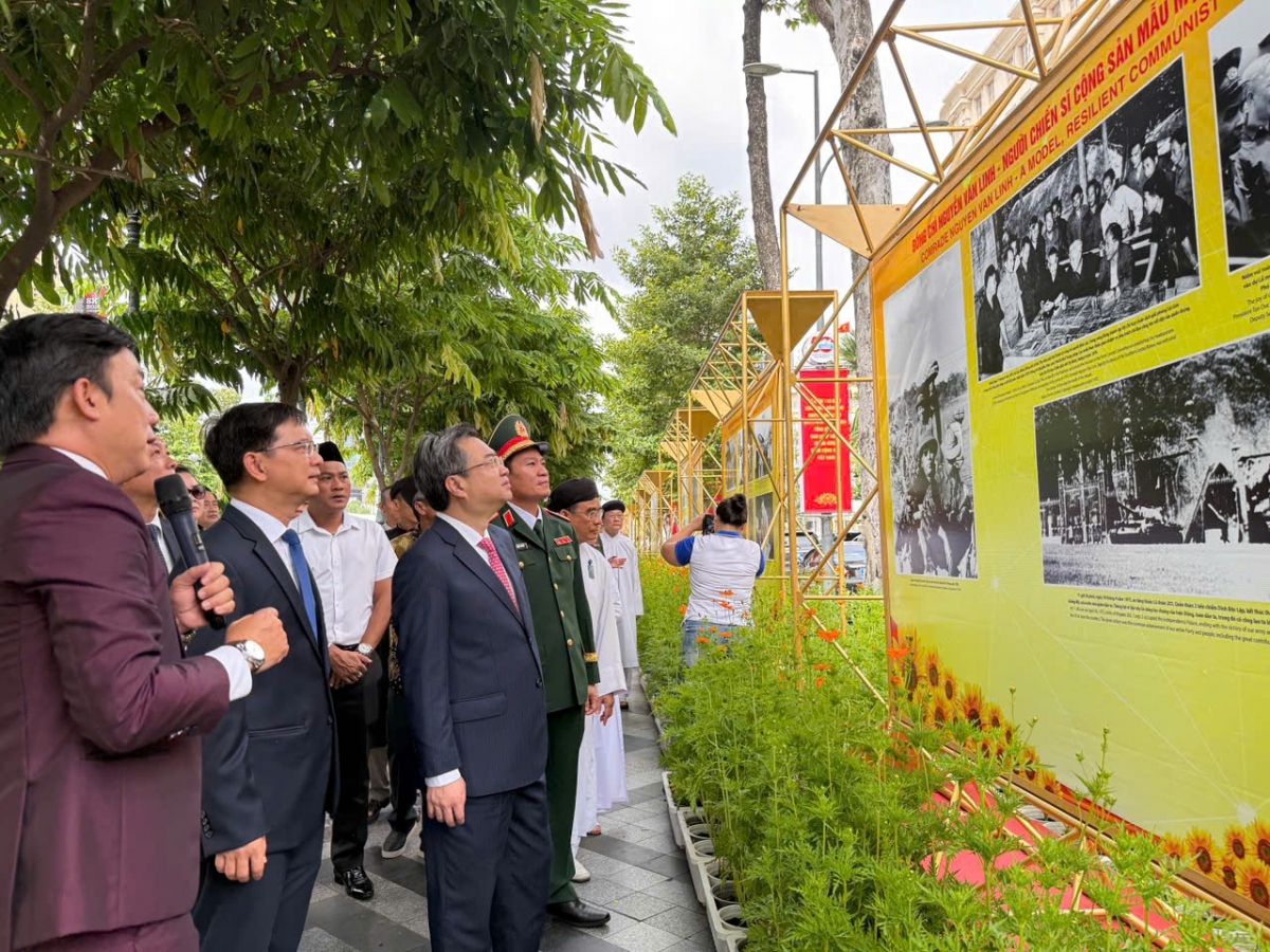 Lãnh đạo TP.HCM tham quan triển lãm ảnh (ảnh: T.H)