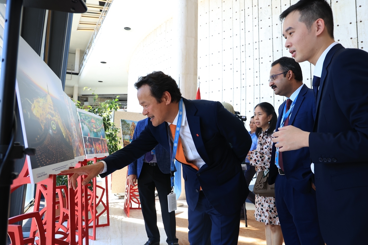 Đại sứ Mai Phan Dũng, Trưởng Phái đoàn Thường trực Việt Nam tại Geneva giới thiệu những bức ảnh về đất nước, con người Việt Nam.
