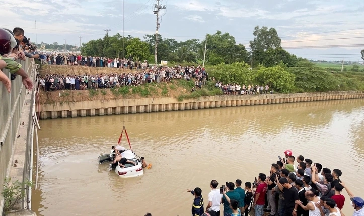 Trục vớt xe ô tô bị nạn. Ảnh: KT