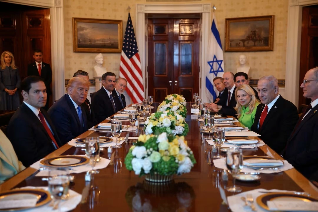 Tổng thống Trump và Thủ tướng Israel cùng quan chức hai nước trong bữa tối tại Nhà Trắng hôm 7/7 (Ảnh: Reuters)