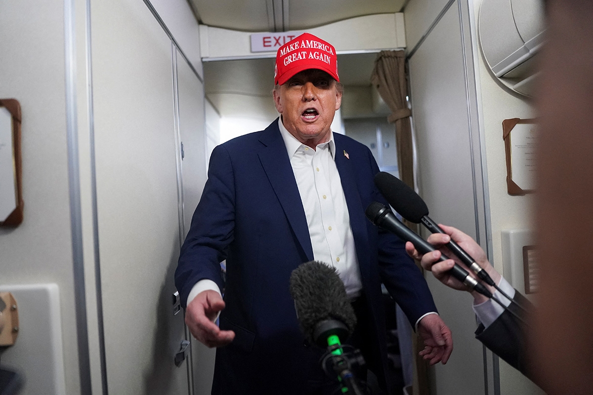 Tổng thống Mỹ Donald Trump trả lời báo chí trên chuyên cơ Không Lực Một khi đang trên đường tới bang New Jersey, Mỹ, ngày 4/7/2025. Ảnh: Reuters