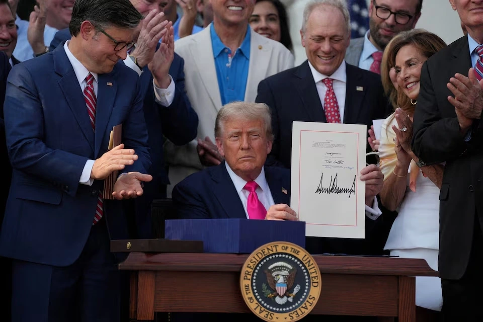 Tổng thống Mỹ Donald Trump công bố đạo luật chi tiêu và thuế quy mô lớn sau khi ký ban hành, tại Nhà Trắng, ngày 4/7/2025. Ảnh: Reuters