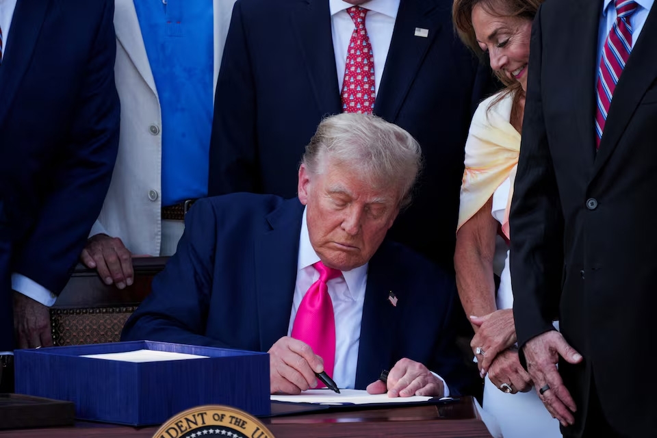 Tổng thống Mỹ Donald Trump ký ban hành đạo luật chi tiêu và thuế quy mô lớn tại Nhà Trắng, ngày 4/7/2025. Ảnh: Reuters