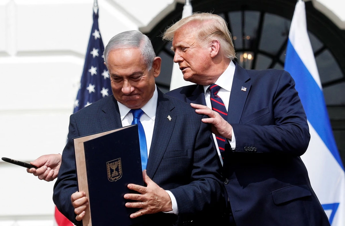 Thủ tướng Israel Benjamin Netanyahu đứng cạnh Tổng thống Mỹ Donald Trump sau khi ký Hiệp ước Abraham ở Washington DC ngày 15/9/2020. Ảnh: Reuters