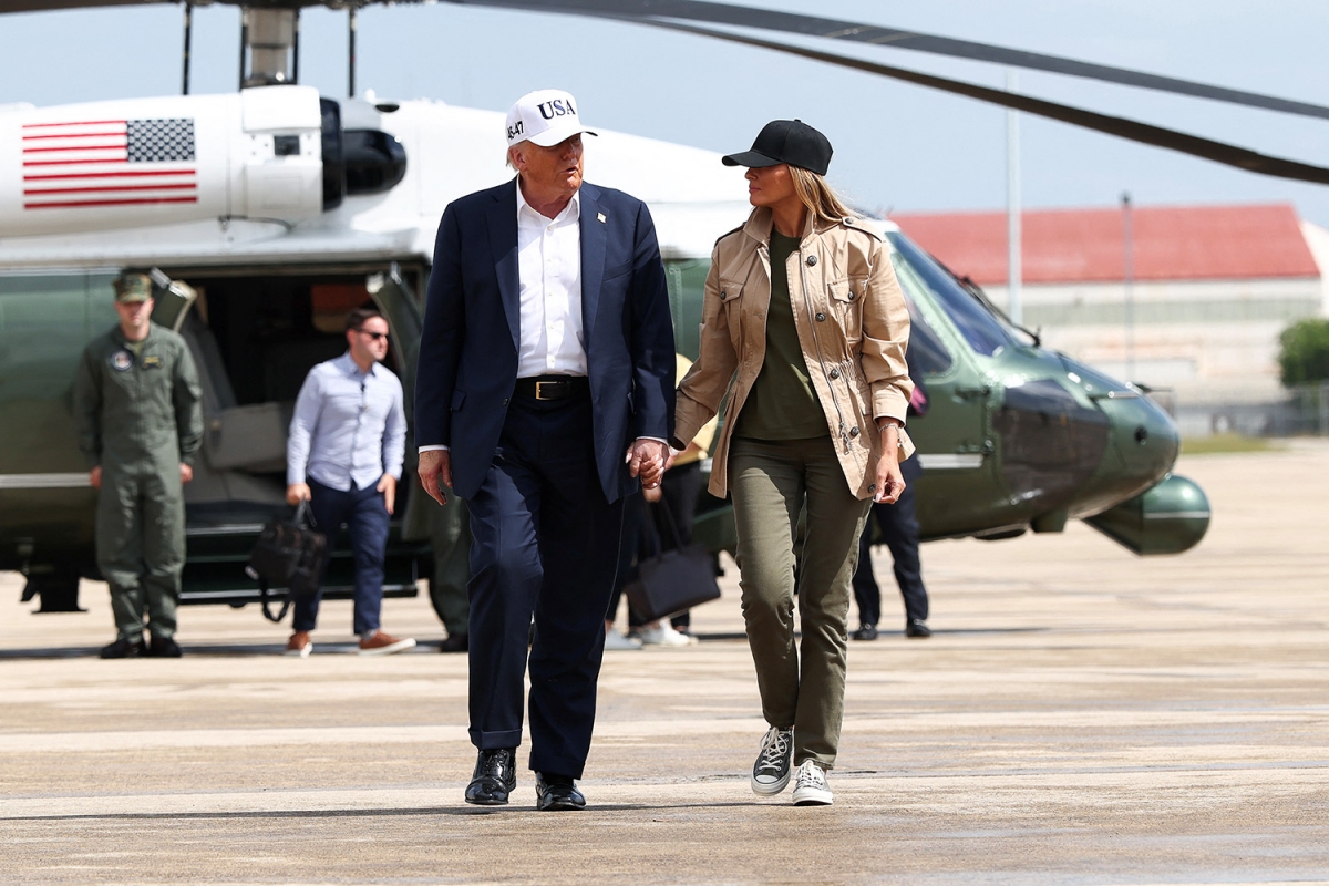 Tổng thống Mỹ Donald Trump và Đệ nhất phu nhân Melania chuẩn bị lên chuyên cơ Không Lực Một sau chuyến thị sát vùng lũ ở Texas, ngày 11/7/2025. Ảnh: Reuters