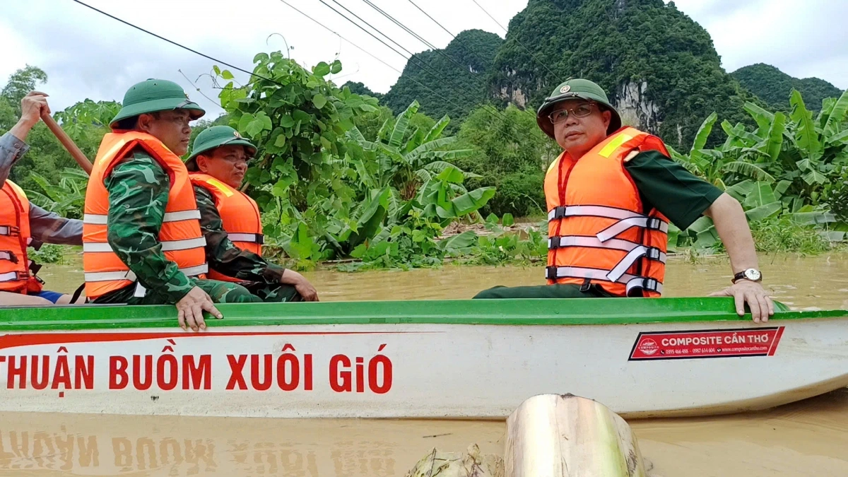 Trung tướng Hà Thọ Bình, Tư lệnh Quân khu 4 trực tiếp kiểm tra thực địa tại Tiểu đoàn Huấn luyện - Cơ động, Đồn Biên phòng Phúc Sơn (BĐBP Nghệ An) và một số địa bàn bị ảnh hưởng tại các xã Con Cuông, Anh Sơn, tỉnh Nghệ An.