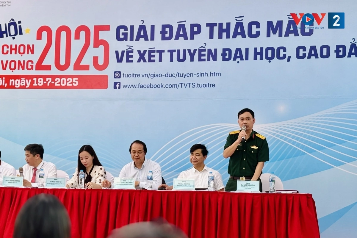 Đại diện Bộ Giáo dục và Đào tạo và đại diện các trường đại học chia sẻ tại ngày hội tư vấn tuyển sinh 2025