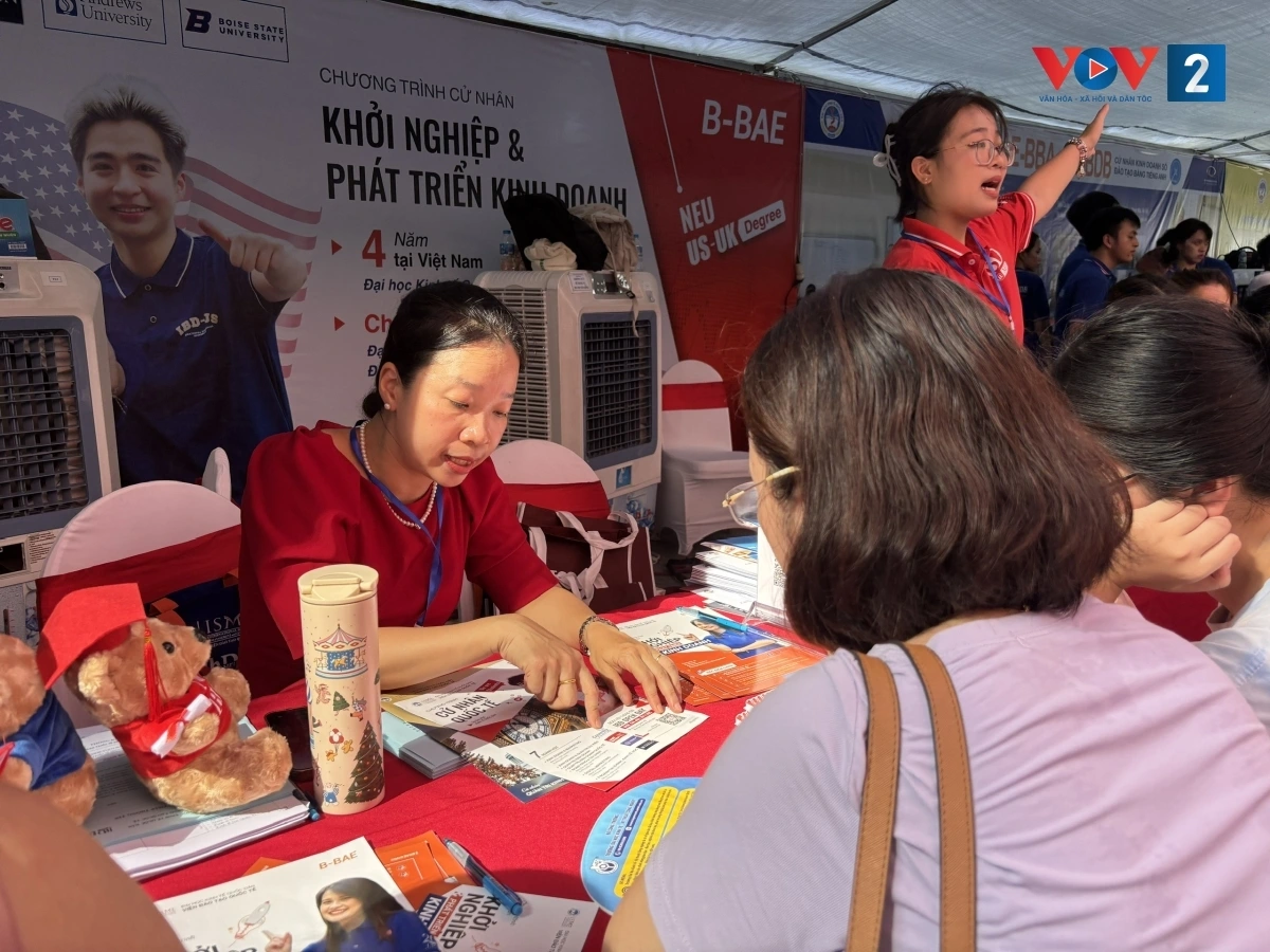Thí sinh và người nhà tham gia tư vấn tại một ngày hội tuyển sinh 2025