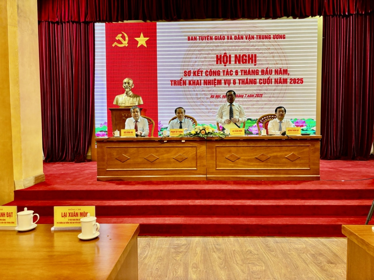 Phó Trưởng Ban thường trực Ban Tuyên giáo và Dân vận Trung ương Lại Xuân Môn phát biểu tại hội nghị.