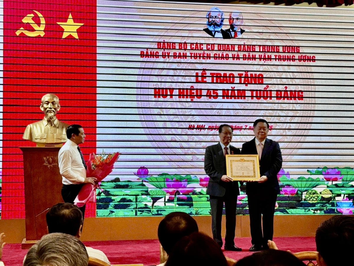 Lễ trao tặng huy hiệu 45 năm tuổi Đảng cho ông Phùng Hữu Phú, nguyên Phó ban thường trực Ban Tuyên giáo Trung ương (nay là Ban Tuyên giáo và Dân vận Trung ương), nguyên Phó Chủ tịch Thường trực Hội đồng Lý luận Trung ương.