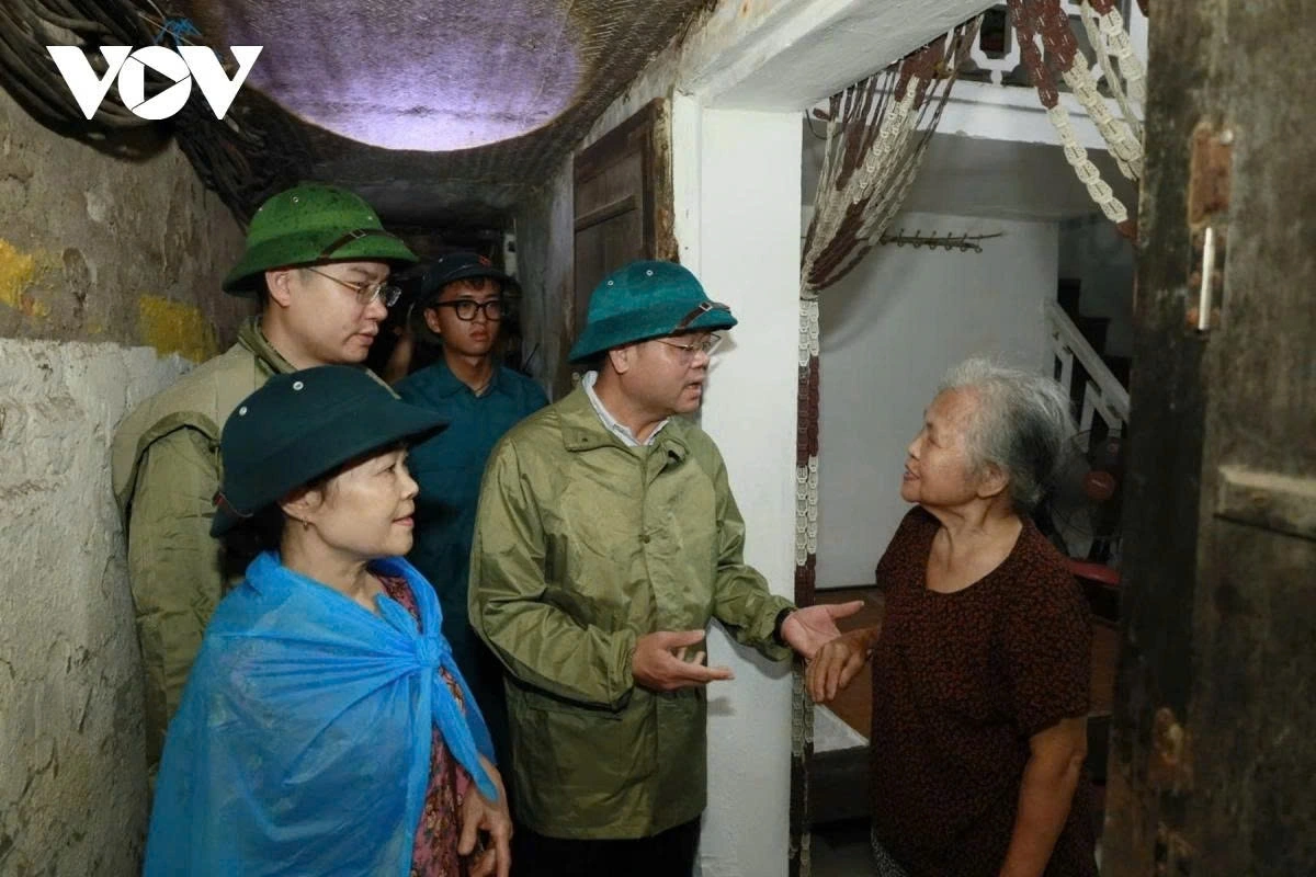 Authorities in Nam Dinh ward, Ninh Binh province, on July 21 activate an emergency evacuation plan for 39 households located in areas vulnerable to landslides and flooding.
Local leaders rush to the scene to oversee the operation and encourage residents to move to designated safe zones.