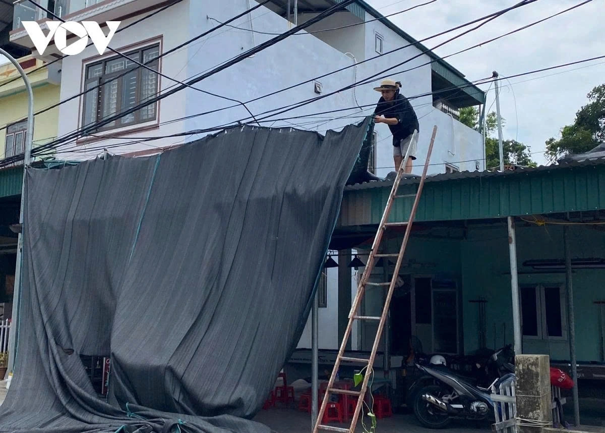 Residents in Co To have urgently reinforced their houses before Wipha makes landfall.