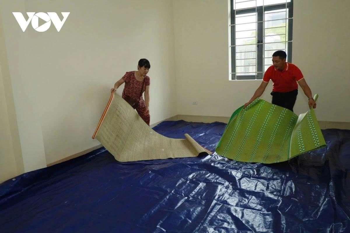 Residents of Nam Dinh ward are preparing to receive evacuees from areas at risk of landslides or unsafe conditions, relocating them to designated safe shelters.