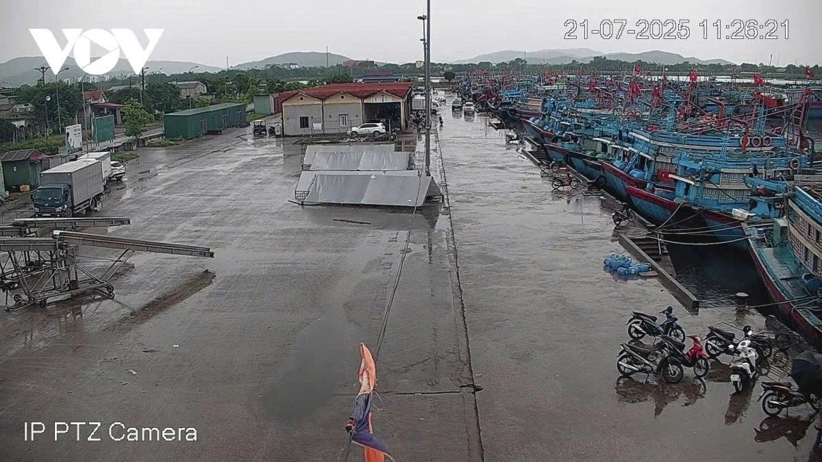 As of 7:00 a.m. on July 21, Thanh Hoa has safely brought ashore 6,566 vessels carrying 21,868 workers. Meanwhile, nine vessels with more than 620 crew members remain at sea in the Quang Tri–Hue coastal area. Authorities confirm that all have received updated information about Wipha and are maintaining regular contact with both local authorities and their families.