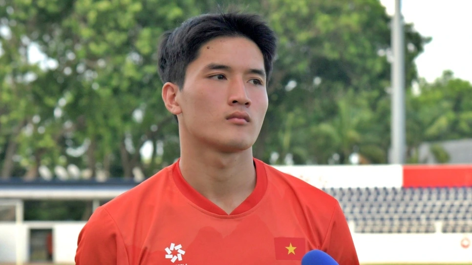 Tân binh Nguyễn Ngọc Mỹ trả lời truyền thông trong buổi tập của U22 Việt Nam. (Ảnh: VFF)