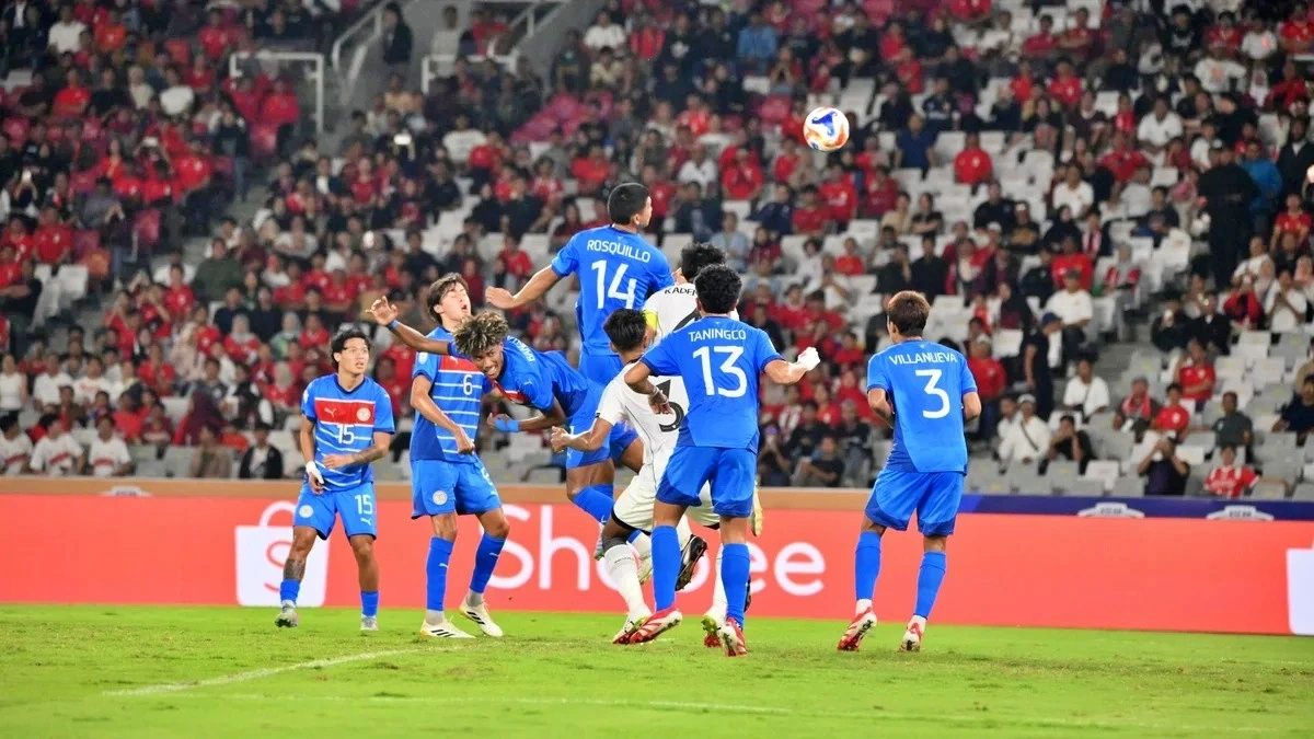 Tình huống Rosquillo bật cao đánh đầu phản lưới nhà. (Ảnh: ASEAN United FC)