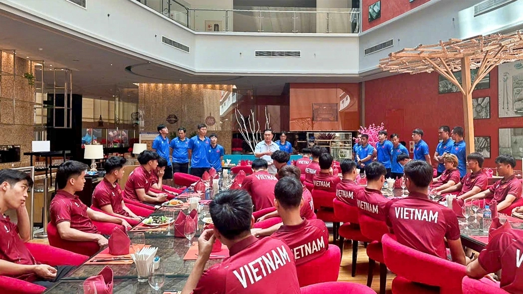 Phó Chủ tịch LĐBĐVN Trần Anh Tú động viên, khích lệ tinh thần đội tuyển U23 Việt Nam.