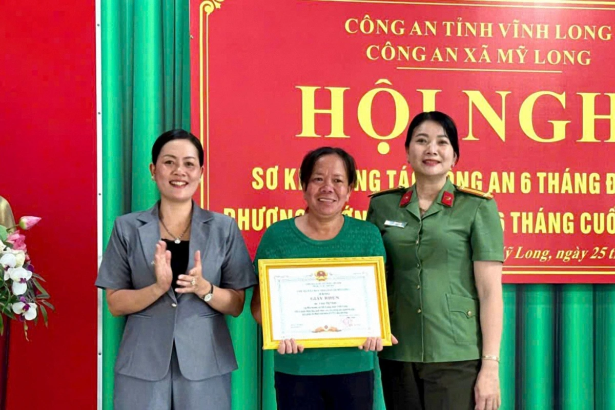 UBND xã Mỹ Long, tỉnh Vĩnh Long trao khen cho chị Lâm Thị Nhứt (đứng giữa). (Ảnh: Công an Vĩnh Long)