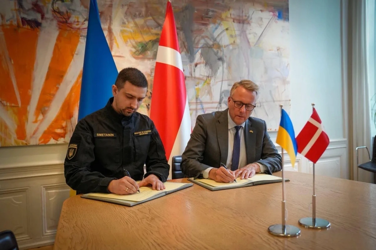 Bộ trưởng Các ngành chiến lược Ukraine Herman Smetanin (trái) và Bộ trưởng Công nghiệp Đan Mạch Morten Bodskov ký thỏa thuận cho phép các công ty quốc phòng Ukraine mở cơ sở sản xuất tại Đan Mạch, ngày 4/7/2025. Ảnh: FB Herman Smetanin