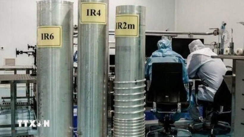 Kỹ thuật viên làm việc tại một cơ sở hạt nhân của Iran (Ảnh: IRNA/TTXVN)