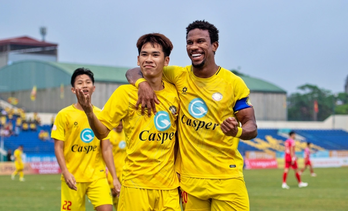 Văn Thuận (bên trái) thi đấu tốt trong màu áo Thanh Hóa ở mùa giải 2024/2025 (Ảnh: Hoàng Sơn).