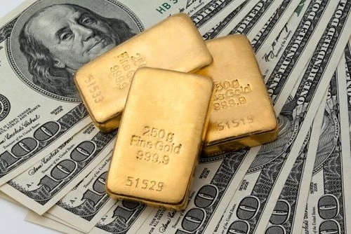 Đồng USD tăng giá khiến vàng trở nên đắt đỏ hơn đối với nhà đầu tư sở hữu các loại tiền tệ khác.
(Ảnh minh họa: Kitco News)