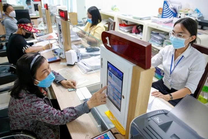 Người dân đánh giá sự hài lòng đối với cán bộ giải quyết hồ sơ tại trung tâm hành chính