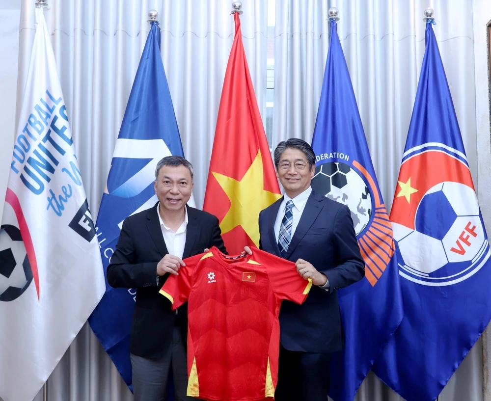 Chủ tịch LĐBĐVN Trần Quốc Tuấn trao tặng Ngài Đại sứ Ito Naoki cờ lưu niệm và áo thi đấu đội tuyển.