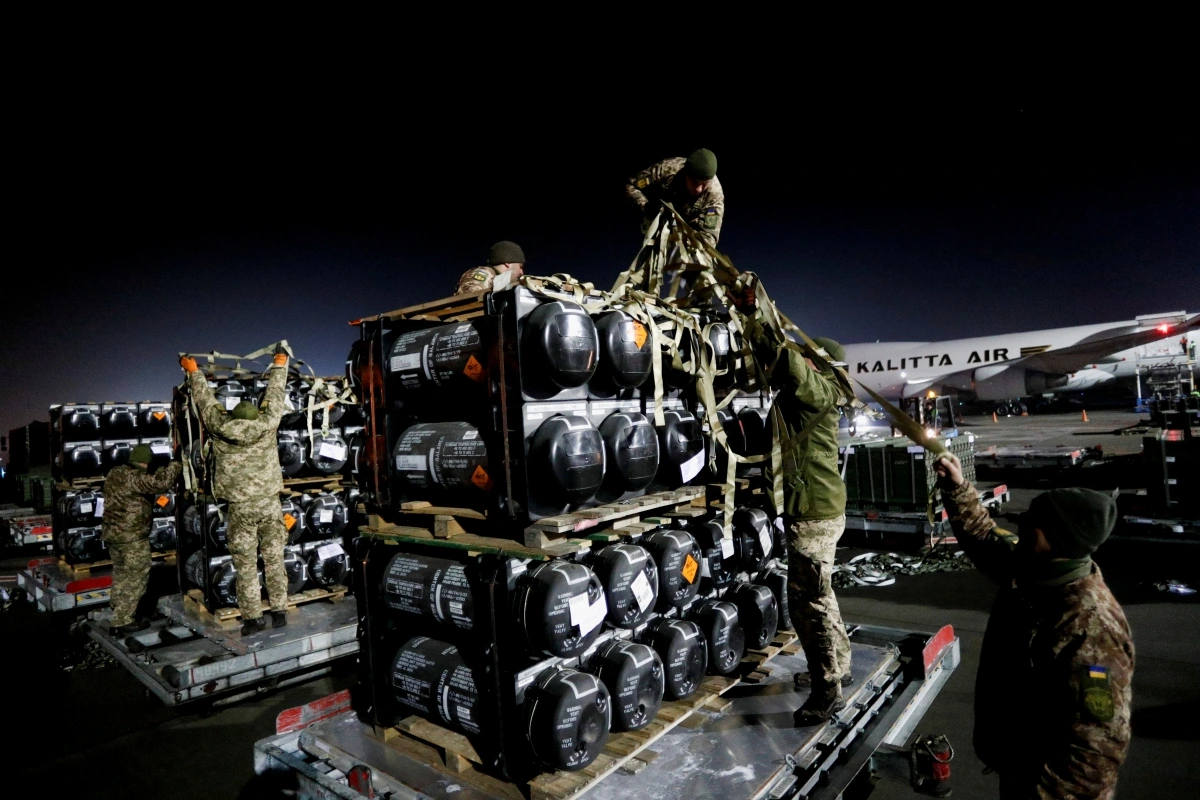 Viện trợ vũ khí cho Ukraine. Ảnh: Reuters