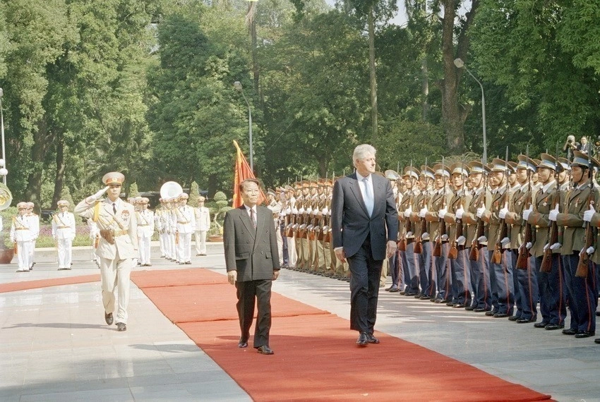 Chủ tịch nước Trần Đức Lương chủ trì lễ đón chính thức Tổng thống Hoa Kỳ Bill Clinton vào năm 2000. (Ảnh: TTXVN)