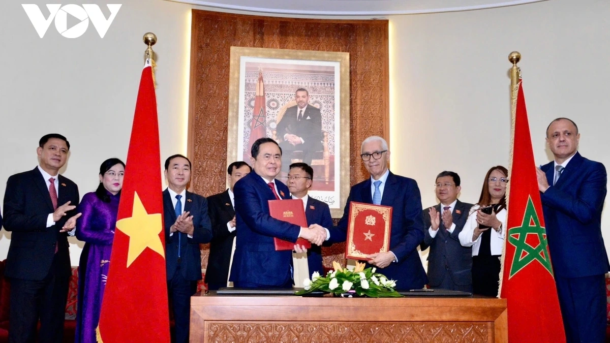 Chủ tịch Quốc hội Trần Thanh Mẫn và Chủ tịch Hạ viện Maroc Rachid Talbi Alami trao đổi ký kết hợp tác
