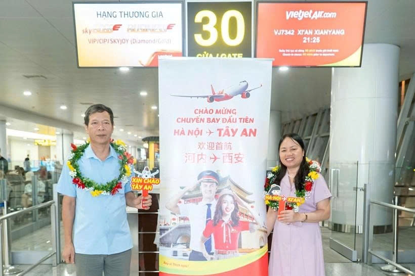 Passengers on the inaugural Hanoi-Xi’an flight. (Photo: Vietjet)