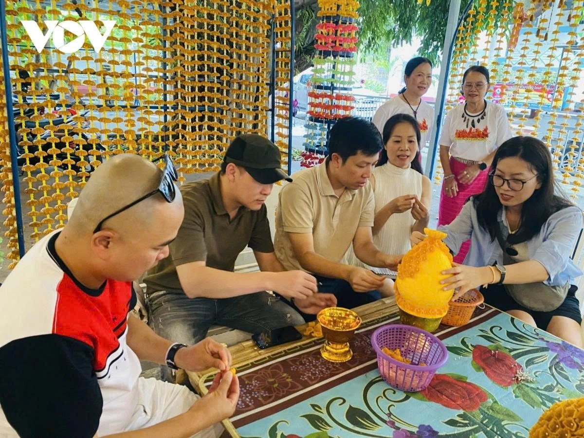 Vietnamese tourists are eager to enjoy cultural experience in Thailand