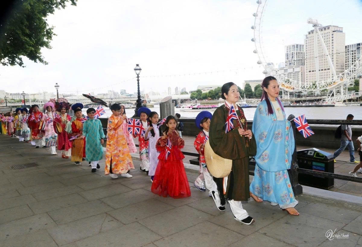The display is not just a cultural activity but a spiritual journey, affirming the deep love and enduring pride of Vietnamese people for their two homelands  - Vietnam and the United Kingdom.
