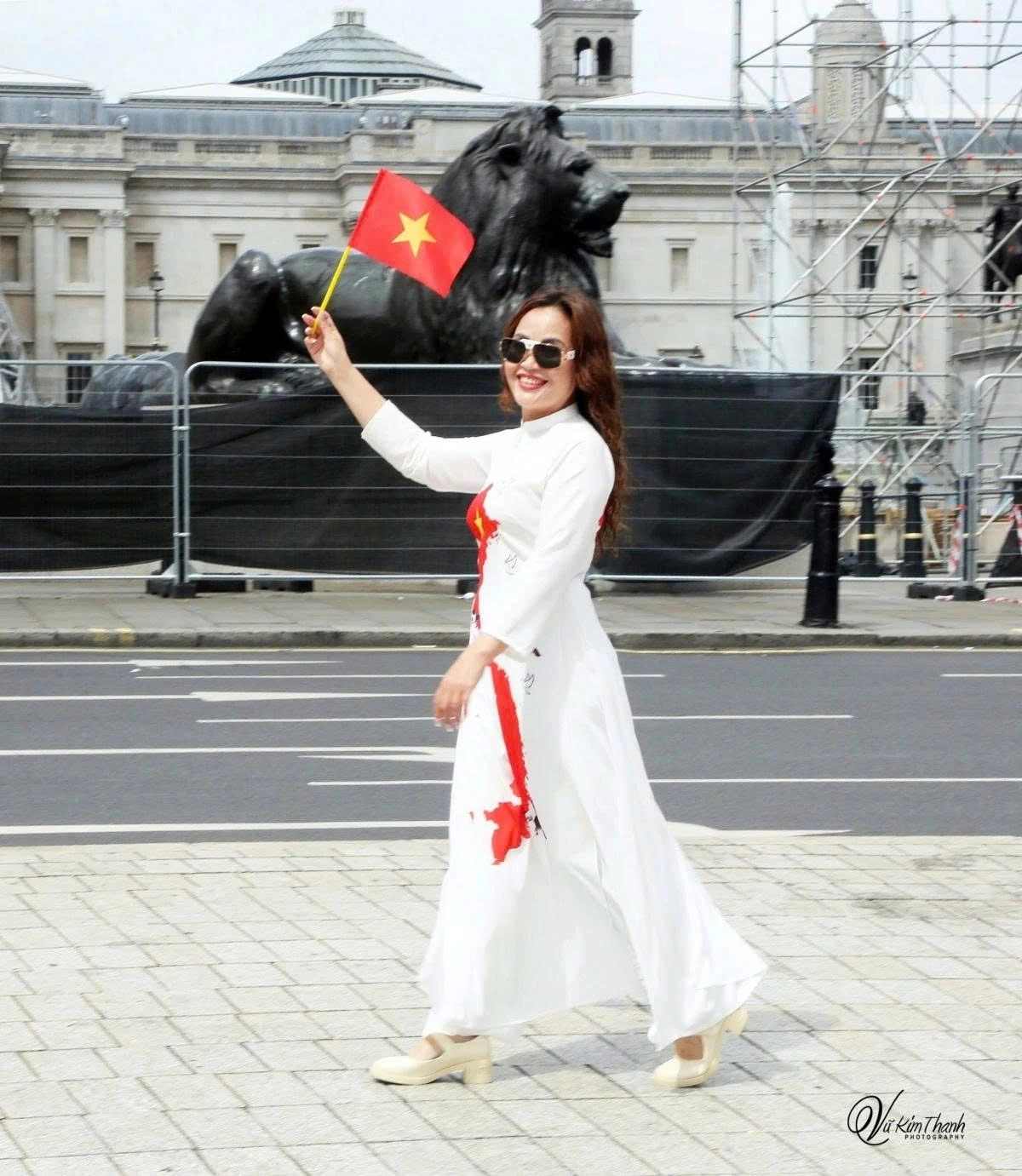 The appearance of the Ao Dai procession attracted not only the Vietnamese community but also caught the attention of locals and international tourists alike.