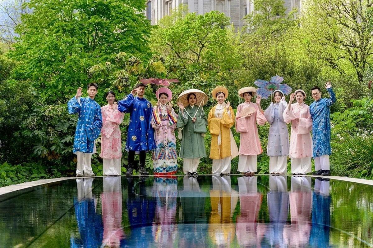 In April 2025, the Ao Dai Walk successfully launched at St. Paul’s, London, where the traditional dresses fluttered under the English spring sun, leaving a strong impression on the community and media.