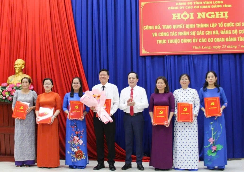 Đồng chí Lâm Minh Đằng- Phó Bí thư Tỉnh ủy, Bí thư Đảng ủy Các cơ quan Đảng tỉnh trao quyết định cho Văn phòng Đảng ủy các cơ quan Đảng tỉnh.