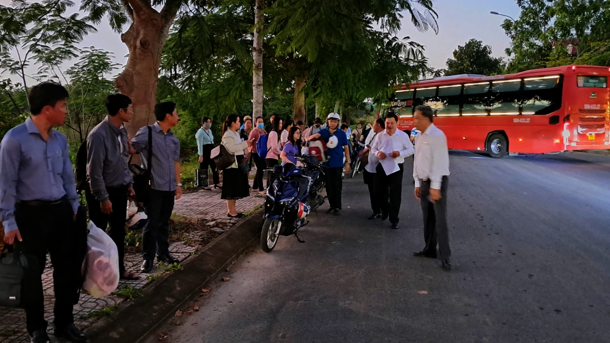 Từ sáng sớm cán bộ, công chức, viên chức Trà Vinh đã tập trung để về trung tâm Vĩnh Long cho kịp giờ làm việc