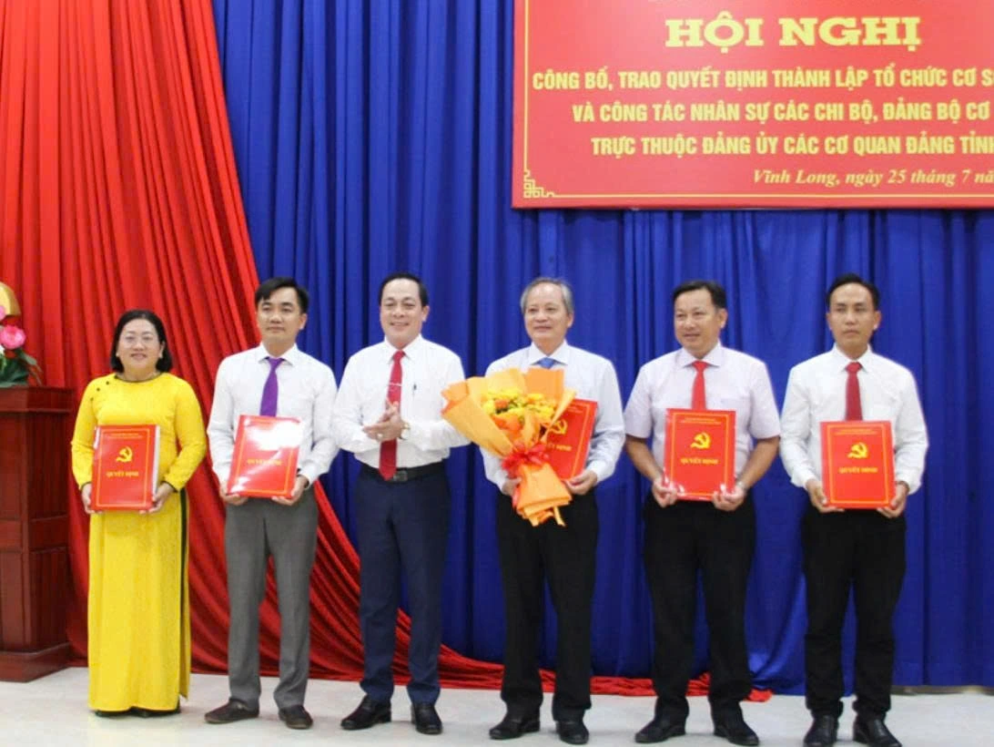 Đồng chí Lâm Minh Đằng- Phó Bí thư Tỉnh ủy, Bí thư Đảng ủy Các cơ quan Đảng tỉnh trao quyết định cho Ban Tuyên giáo và Dân vận Đảng ủy các cơ quan Đảng tỉnh.