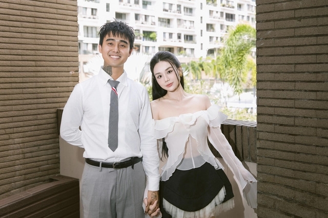 Cindy Lư chia sẻ về giai đoạn Đạt G từng "giả vờ chia tay" để né tránh những "cơn bão" từ dư luận: "Khi anh Đạt đưa ra thông tin chúng tôi đã dừng lại thì cả những người trong nhà cũng nghĩ chúng tôi đã dừng lại. Thế nhưng cả hai vẫn lén gặp nhau để cùng đi ăn, đưa 2 bé Gà và Cún đi chơi. Lúc đó anh Đạt phải trùm kín người, giả vờ là chú tài xế nhưng... các con vẫn nhận ra".
