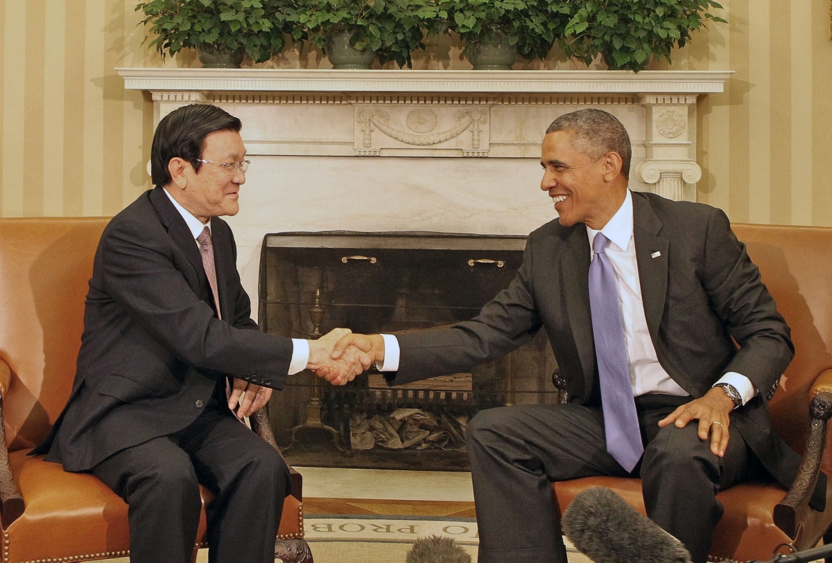 Chủ tịch Trương Tấn Sang bắt tay Tổng thống Barack Obama tại Nhà trắng năm 2013. (Ảnh: TTXVN)