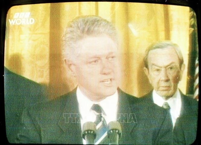 Tổng thống Bill Clinton thông báo quyết định bình thường hóa quan hệ ngoại giao Việt Nam - Hoa Kỳ vào năm 1995. (Ảnh: TTXVN)