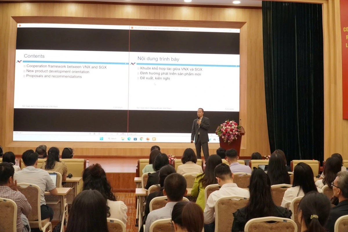 Ông Nguyễn Quang Thương - Phó Tổng Giám đốc VNX trình bày tại Hội thảo
