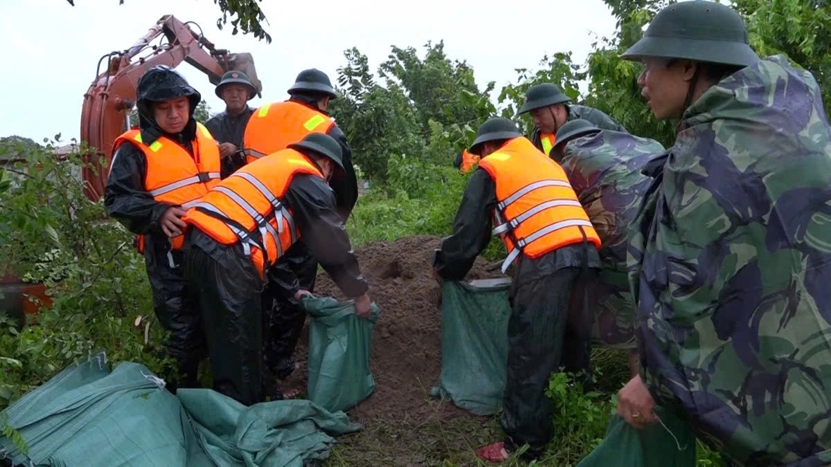 Các chiến sĩ cùng chính quyền và nhân dân khắc phục sự cố