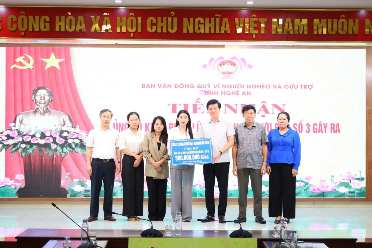 Một công ty ủng hộ 500 triệu đồng khắc phục hậu quả do bão số 3 gây ra. Ảnh: Tỉnh đoàn Nghệ An cung cấp)
